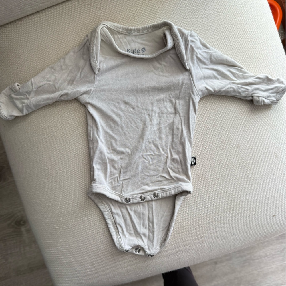 Kyte BABY Gray Long Sleeve Bodysuit